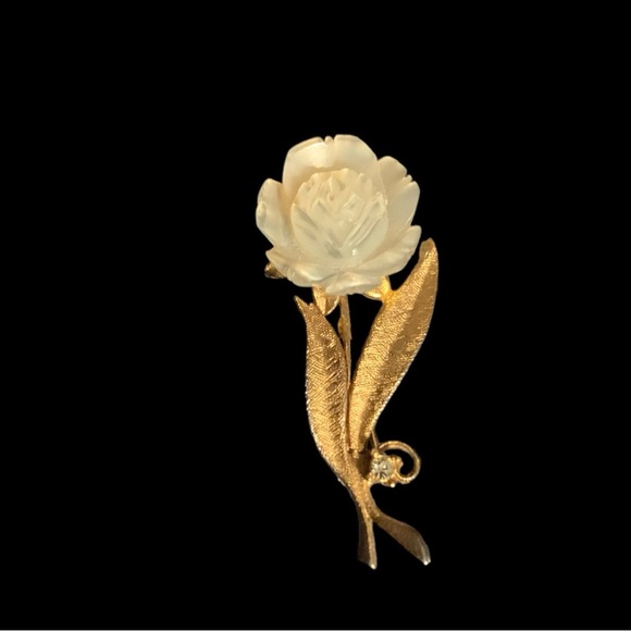 Be Mine! Mother of Pearl Rose Brooch ~Gold Tone ~Vintage ~Charming ~Whimsy - Picture 1 of 5